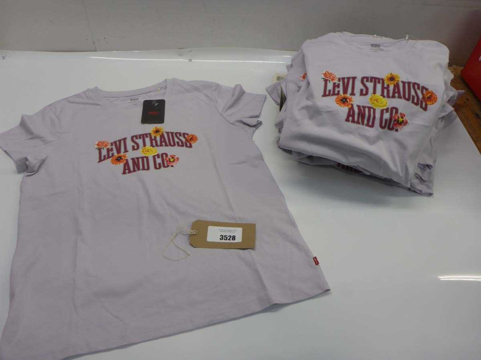 +VAT 34 x Levi's original style t-shirt in various sizes
