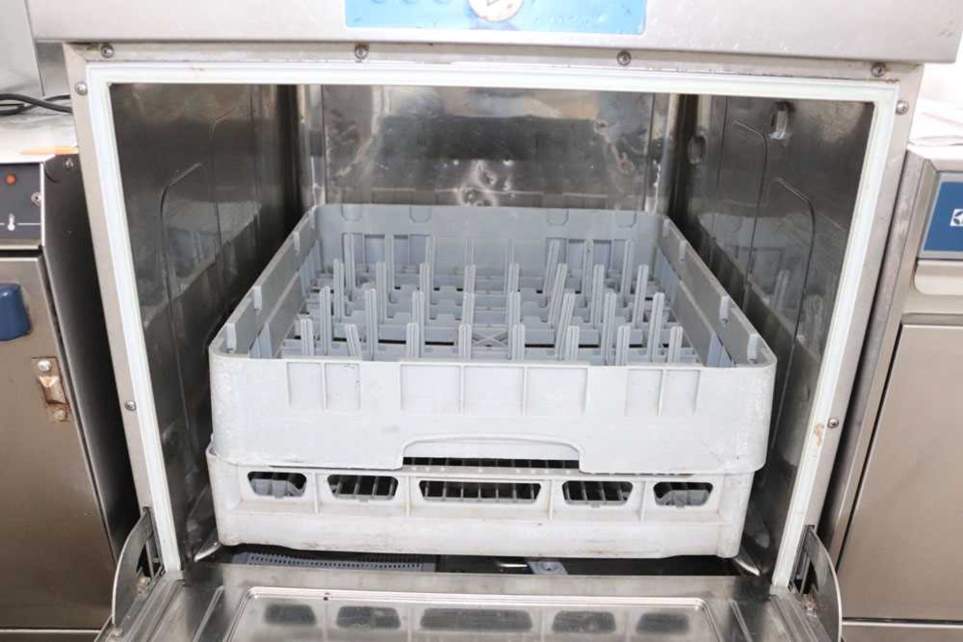 50cm Hobart model FX400-70M under counter dishwasher with built in water softener and 2 trays - Image 5 of 6