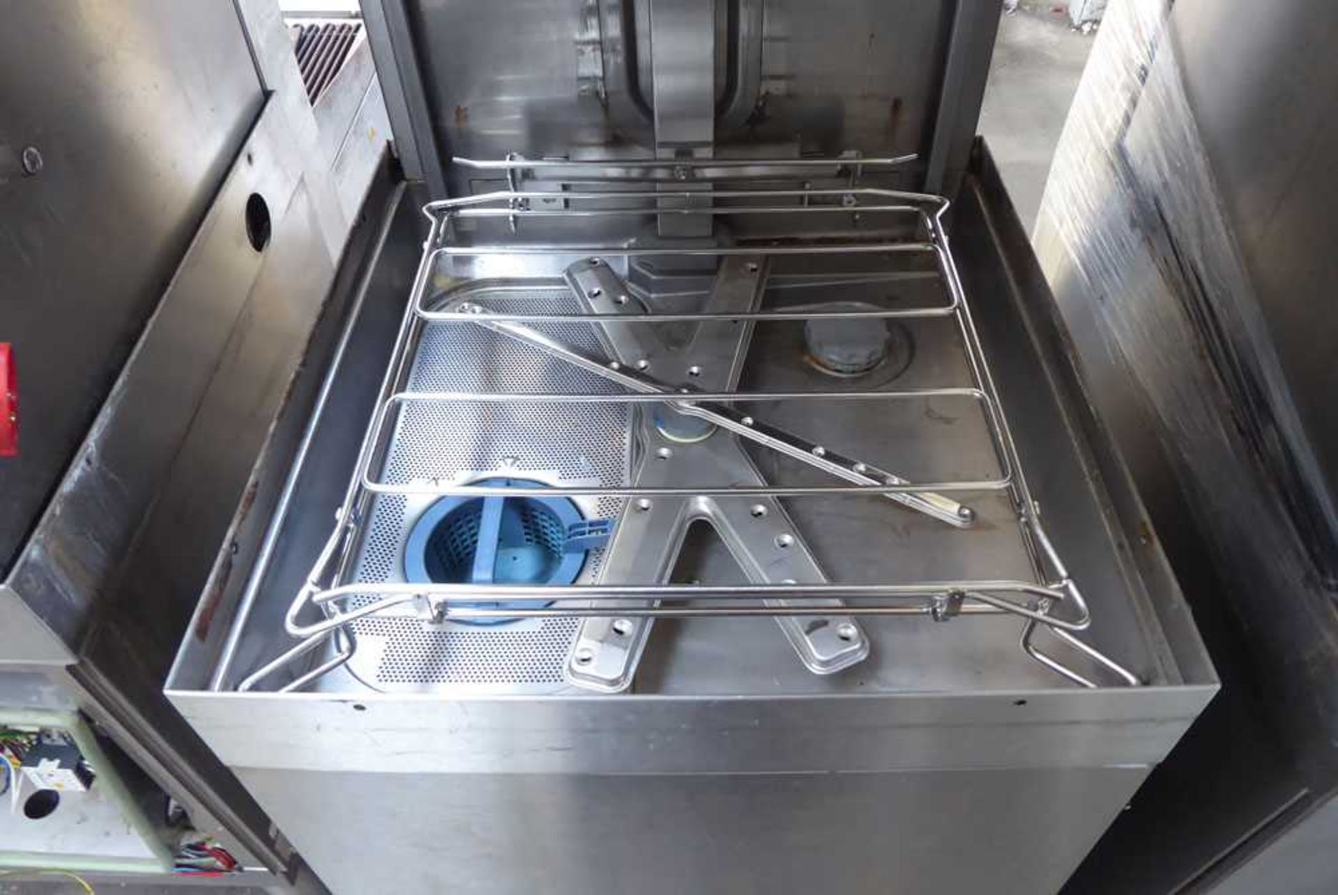 62cm Hobart lift top pass through dishwasher - Image 2 of 2