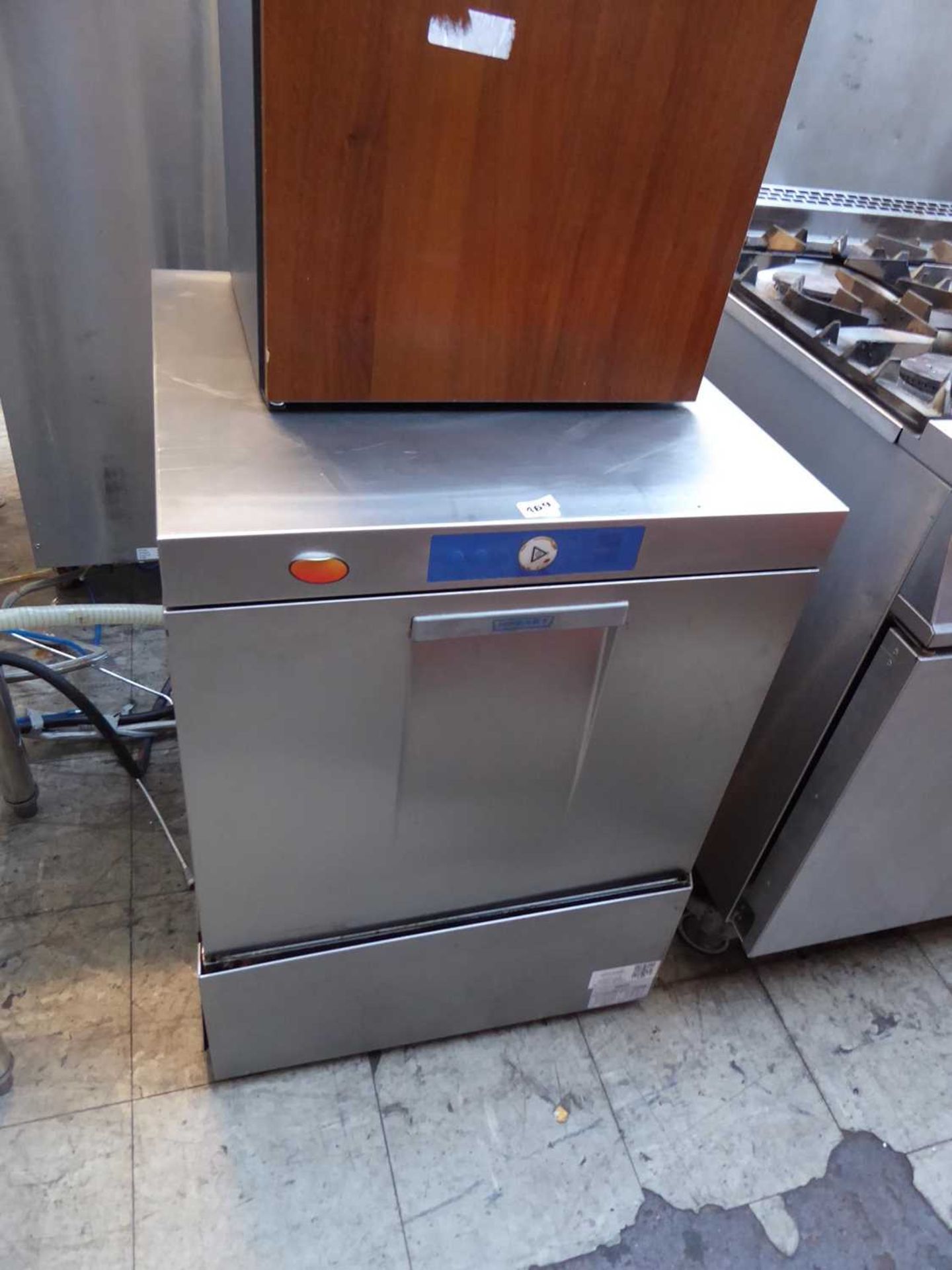 50cm Hobart model FX400-70M under counter dishwasher with built in water softener and 2 trays - Image 4 of 6