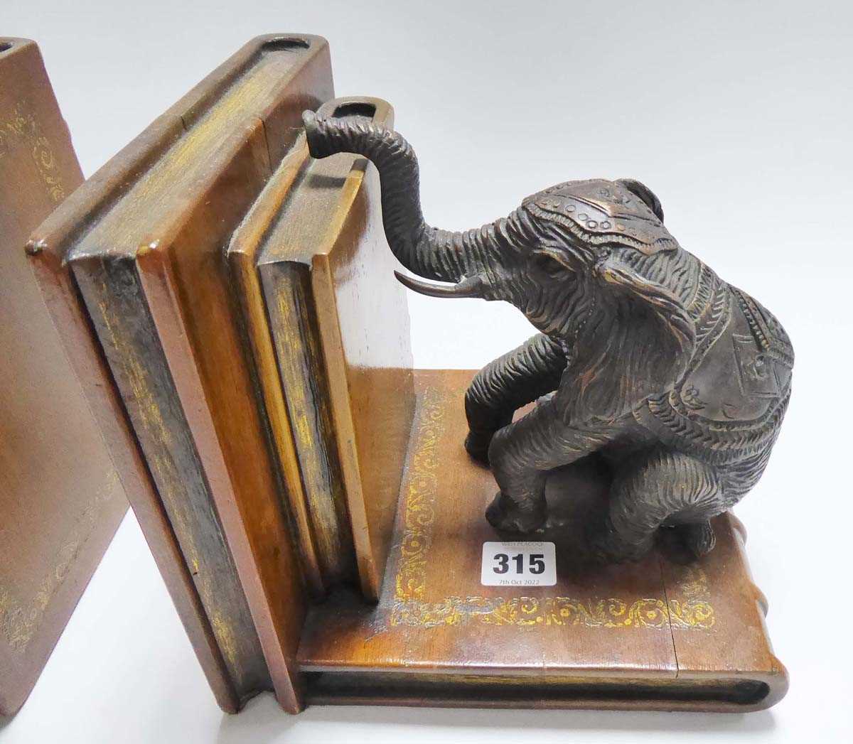A pair of Elephant Book ends. Cast metal bronze-type seated elephants mounted on carved wooden - Bild 2 aus 6