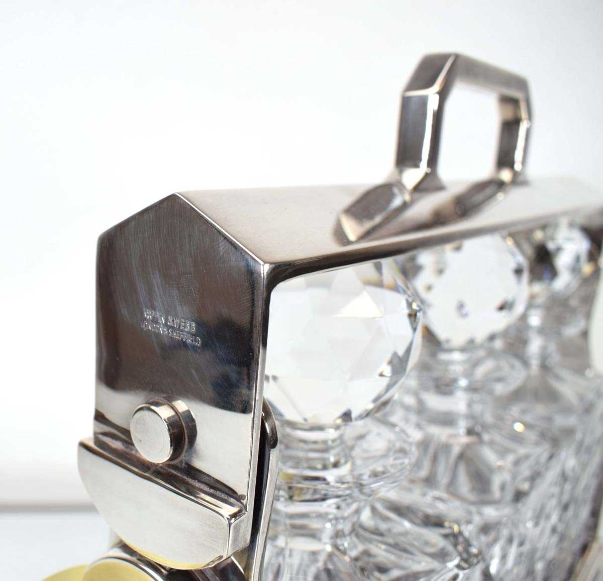 A modern Mappin & Webb silver plated three bottle tantalus, w. 34 cmThis decanter probably dates for - Bild 3 aus 3