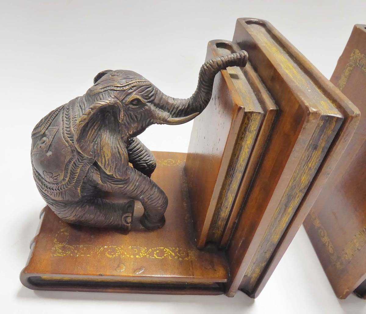 A pair of Elephant Book ends. Cast metal bronze-type seated elephants mounted on carved wooden - Bild 3 aus 6