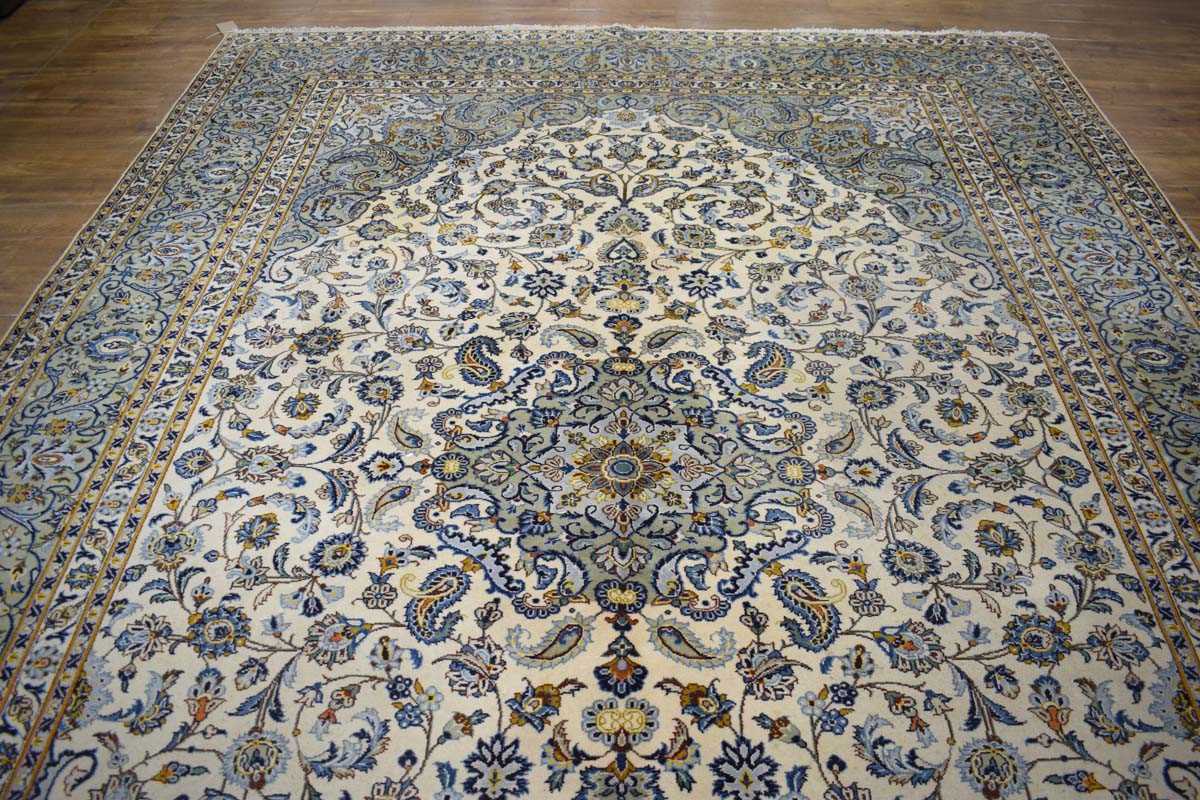 A Persian Kashen carpet, the cream ground intricately decorated with floral sprays within matching - Bild 2 aus 7