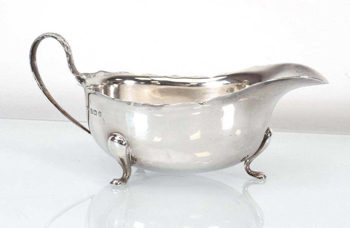 An early 20th century silver sauce boat of typical form, Mappin & Webb, Birmingham 1931, 3.5 ozs - Bild 2 aus 3