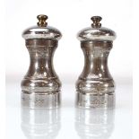 A pair of modern silver salt and pepper grinders, JB Ltd., London 2001, h. 10 cm (2)Tarnishing and