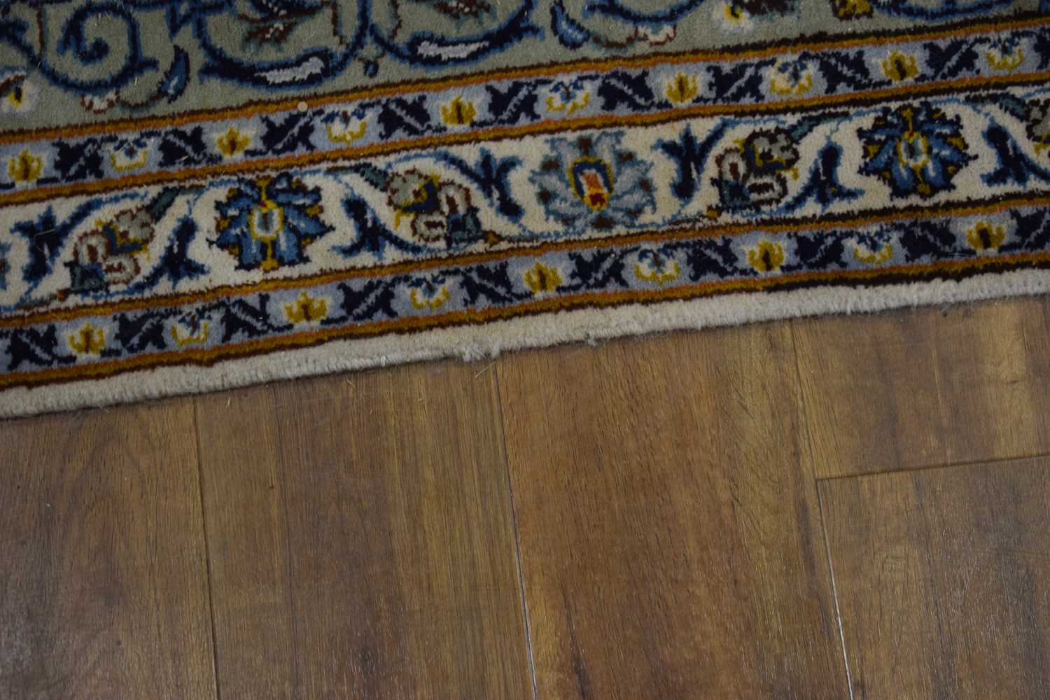 A Persian Kashen carpet, the cream ground intricately decorated with floral sprays within matching - Bild 7 aus 7