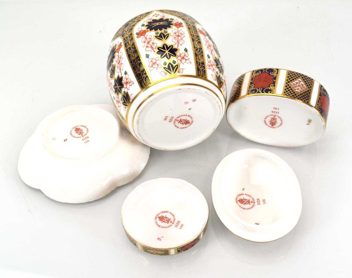 A Royal Crown Derby jar and cover decorated in the imari palette, h. 11 cm, together with another - Bild 3 aus 3