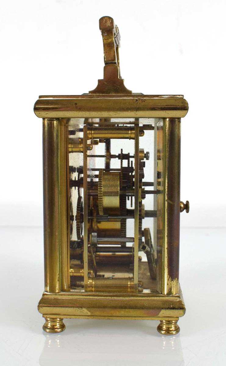 A French carriage clock in a brass and five-glass case with an enamelled dial, Arabic numerals and a - Bild 2 aus 5