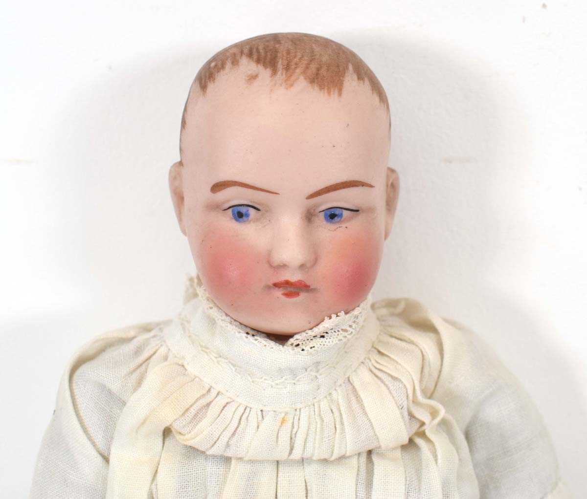 An early 20th century bisque shoulder head doll with painted features, l. 39 cm (af)Large chip to - Bild 2 aus 4