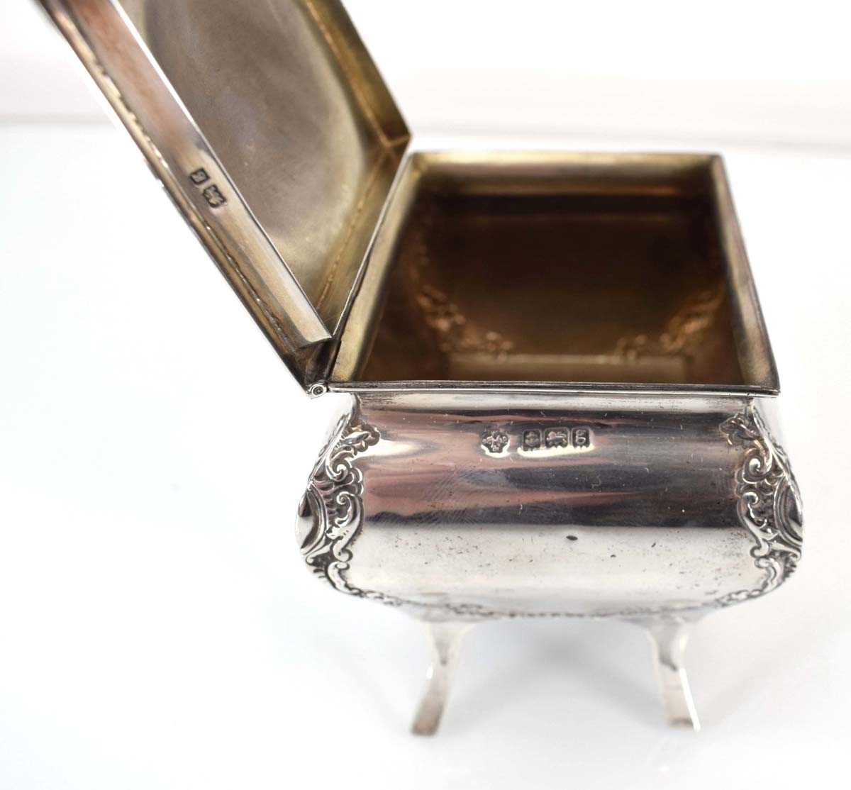 An Edwardian silver trinket box of sarcophagus form raised on four outswept legs, William Hutton & - Bild 3 aus 4