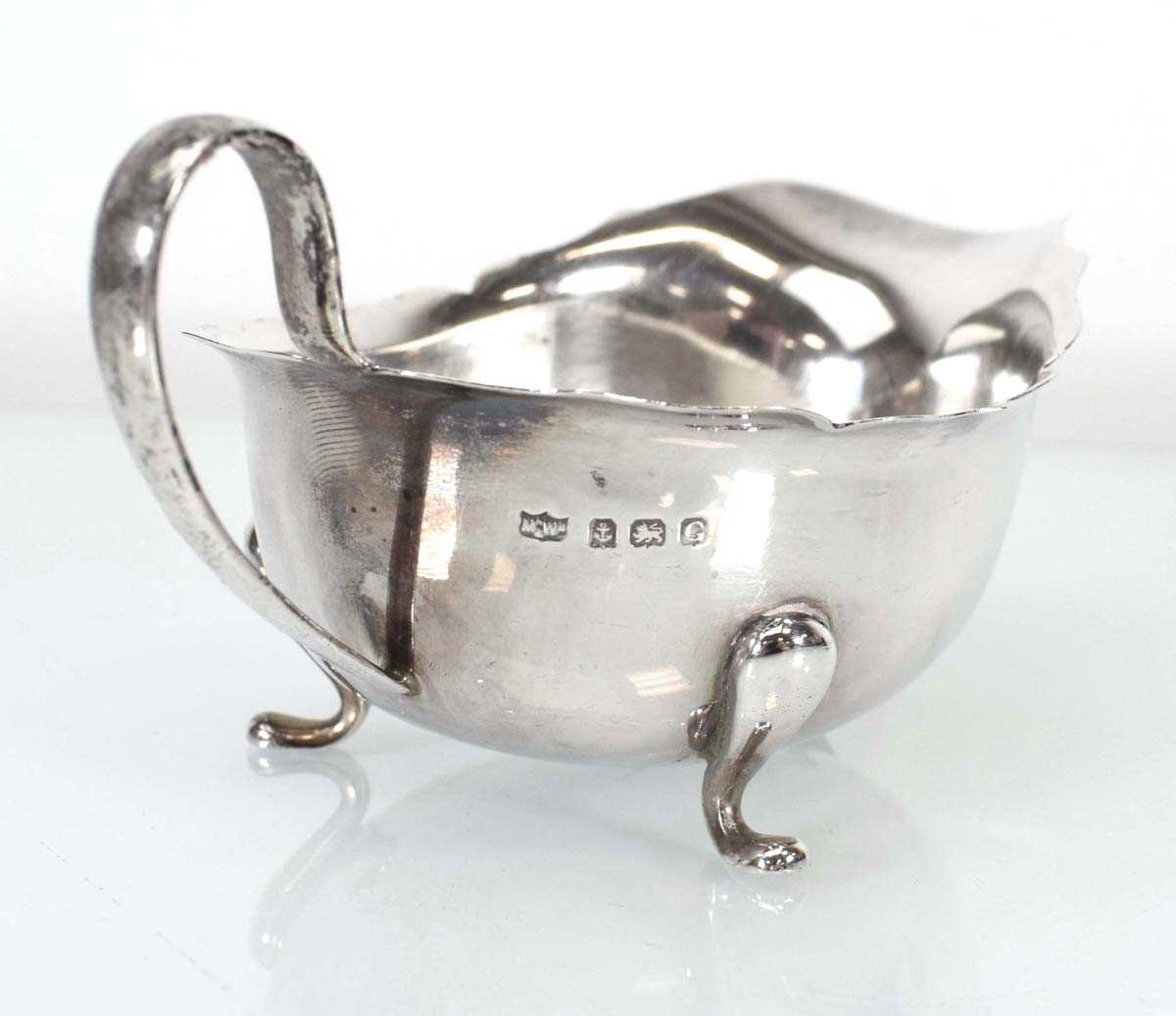 An early 20th century silver sauce boat of typical form, Mappin & Webb, Birmingham 1931, 3.5 ozs - Bild 3 aus 3