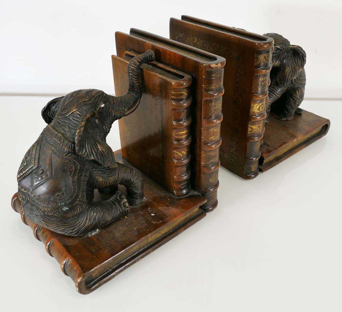 A pair of Elephant Book ends. Cast metal bronze-type seated elephants mounted on carved wooden - Bild 5 aus 6