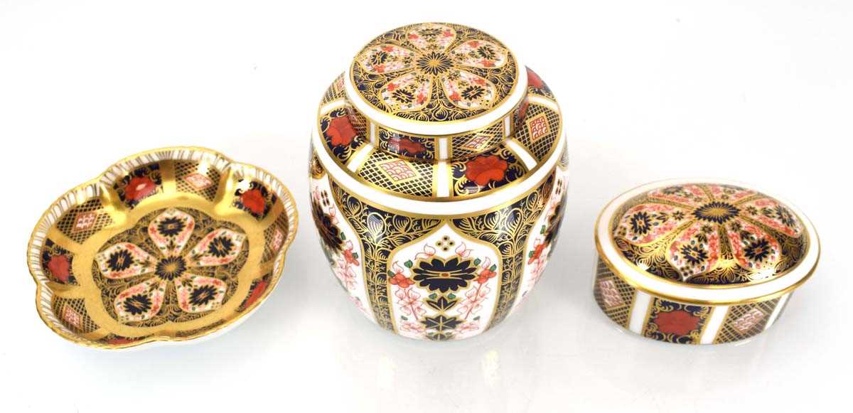 A Royal Crown Derby jar and cover decorated in the imari palette, h. 11 cm, together with another - Bild 2 aus 3