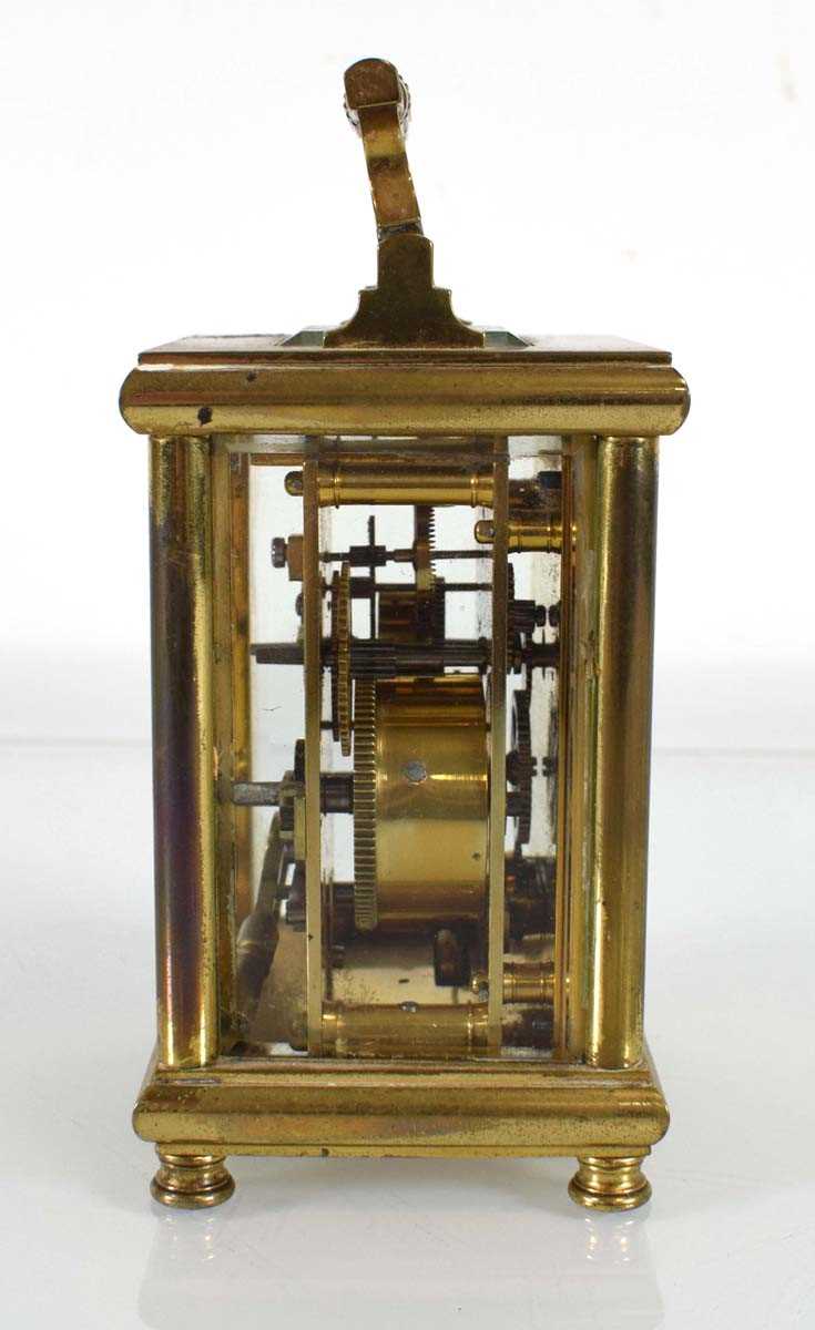 A French carriage clock in a brass and five-glass case with an enamelled dial, Arabic numerals and a - Bild 4 aus 5