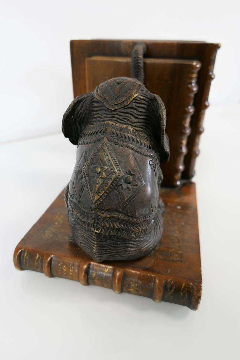 A pair of Elephant Book ends. Cast metal bronze-type seated elephants mounted on carved wooden - Bild 6 aus 6