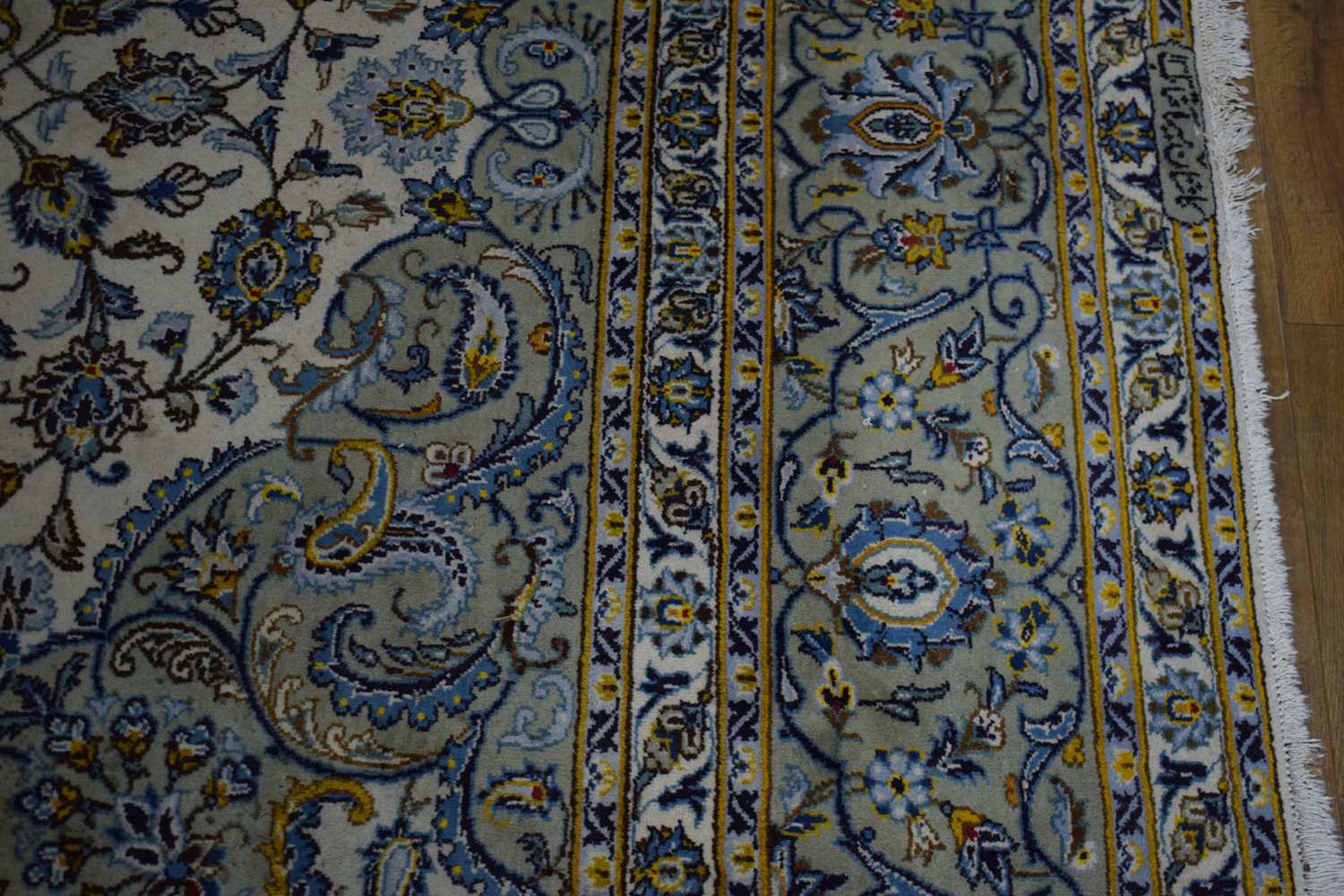 A Persian Kashen carpet, the cream ground intricately decorated with floral sprays within matching - Bild 4 aus 7
