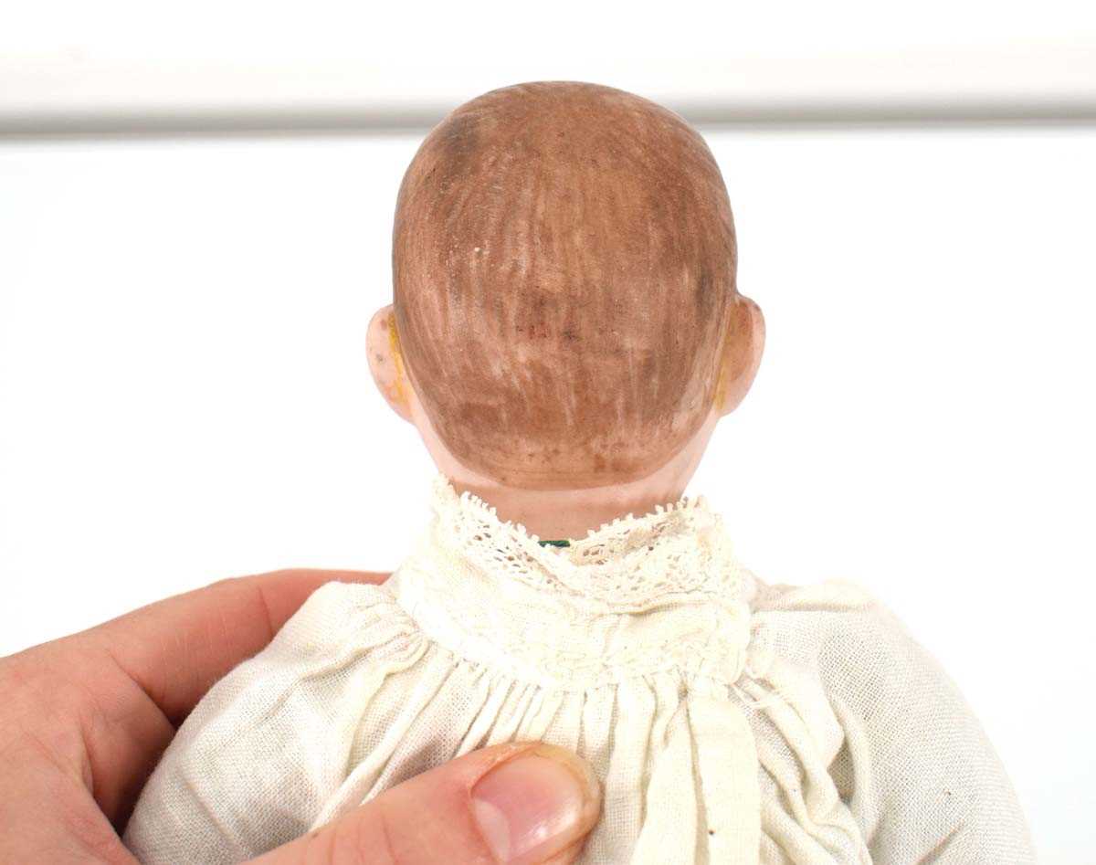 An early 20th century bisque shoulder head doll with painted features, l. 39 cm (af)Large chip to - Bild 3 aus 4