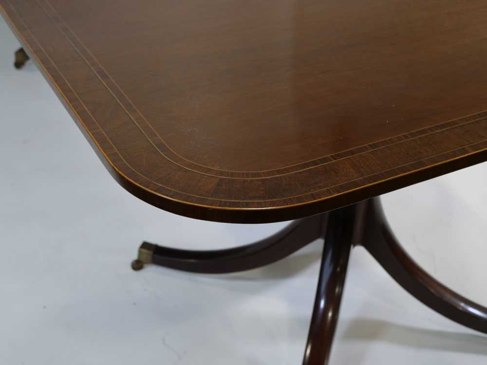 A Georgian-style mahogany, strung and walnut crossbanded twin-pedestal dining table with two - Bild 5 aus 7