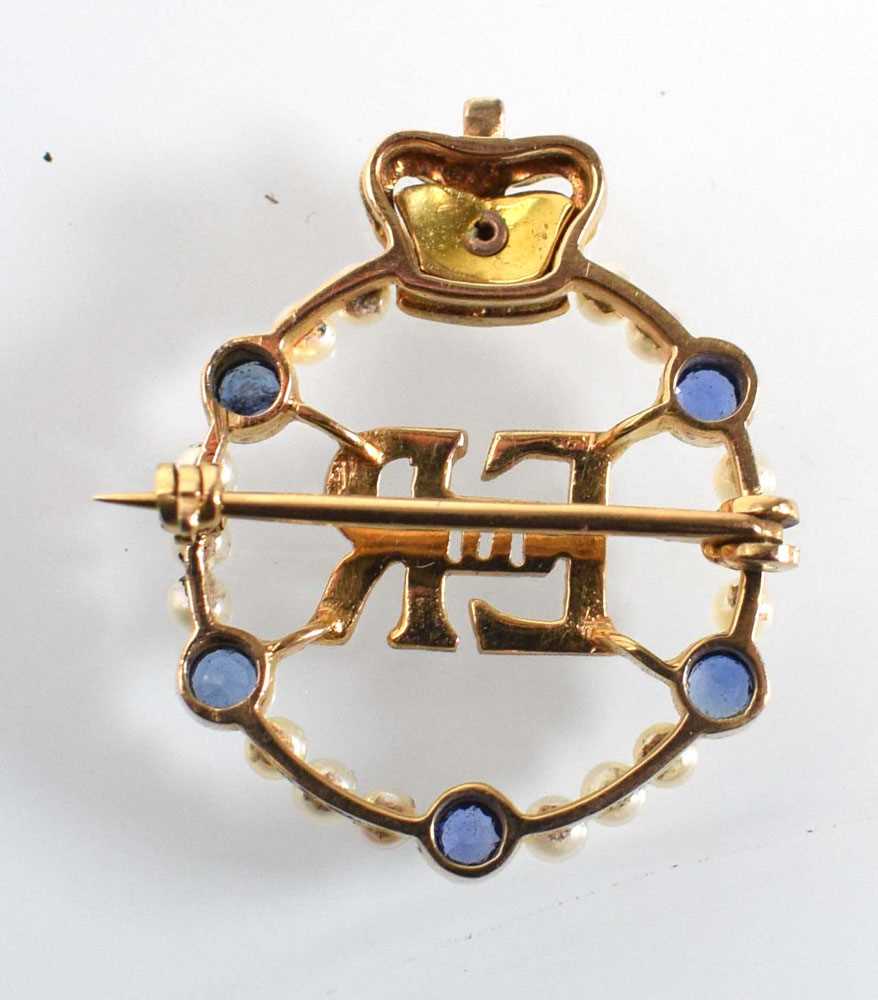 A 9ct yellow gold wreath brooch depicting the cypher of Queen Elizabeth II, set sapphires and seed - Image 6 of 9