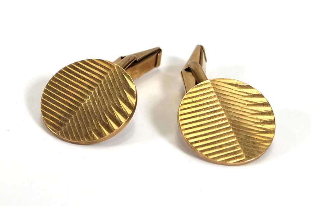 A pair of 9ct yellow gold engine turned cufflink's of circular form, 10.3 gms (2)