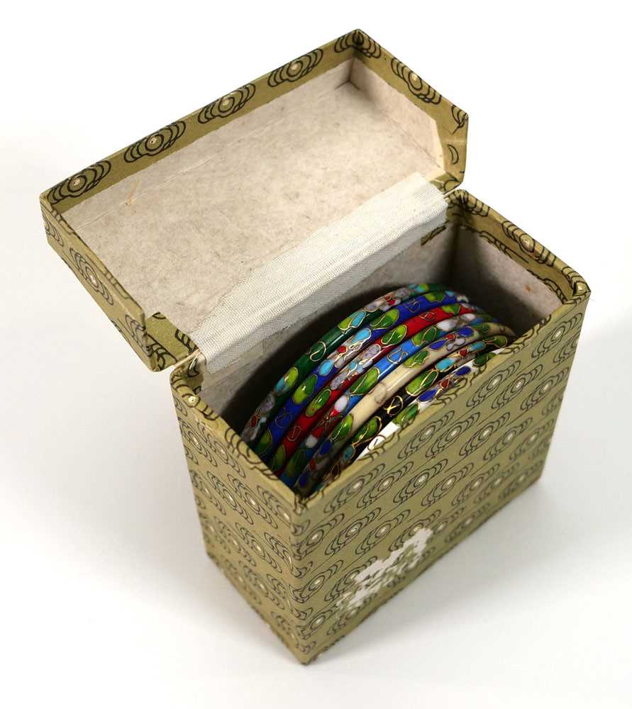 A set of seven Chinese Export cloisonne enamelled bangles, internal d. 6.4 cm, boxed (7) - Image 2 of 2