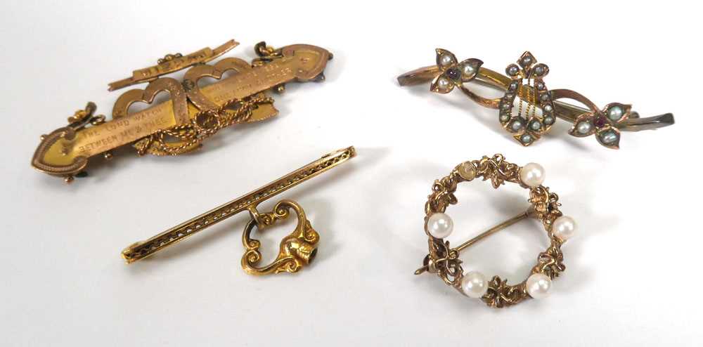 Four 9ct yellow gold and yellow metal brooches including a Mizpah example, w. 5.2 cm, overall 9.7