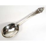 A late Victorian silver serving spoon with pierced handle, maker JH, London 1896, l. 20.5 cm, 1.4