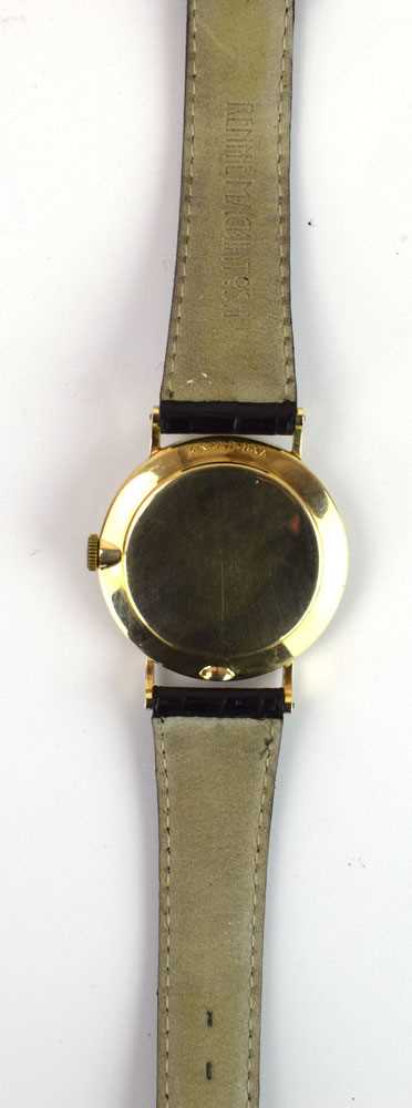 A gentleman's 14ct yellow gold wristwatch by Gruen, the circular sunburst engraved dial with baton - Bild 2 aus 3