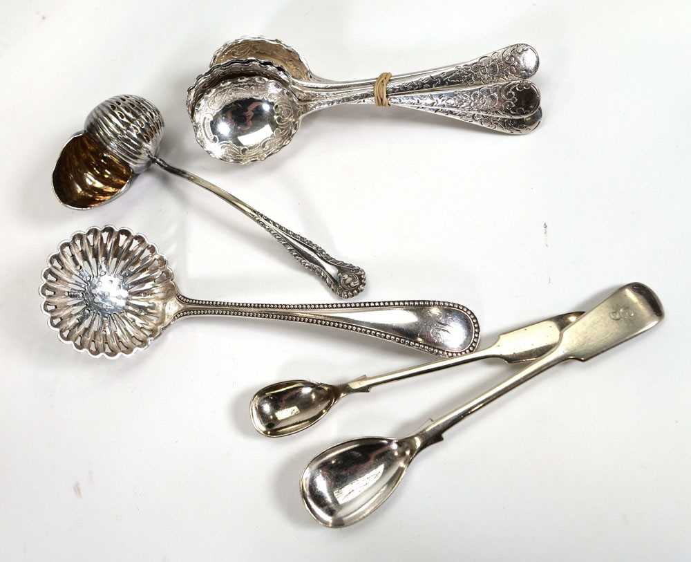 A small group of silver comprising three rats tail teaspoons, a fiddle pattern teaspoons, a salt - Image 2 of 2