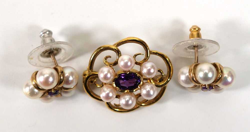 A 9ct yellow gold brooch set oval amethyst within a border of six cultured pearls, w. 2.2 cm, - Image 2 of 3