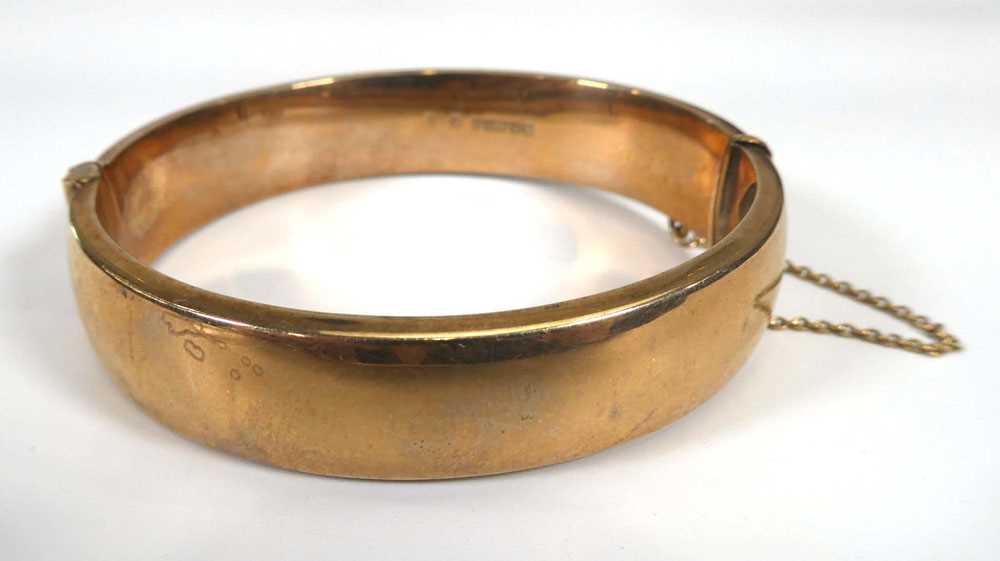 A 9ct yellow gold engraved hollow hinged bracelet, Birmingham 1972, 20.5 gms - Bild 2 aus 3