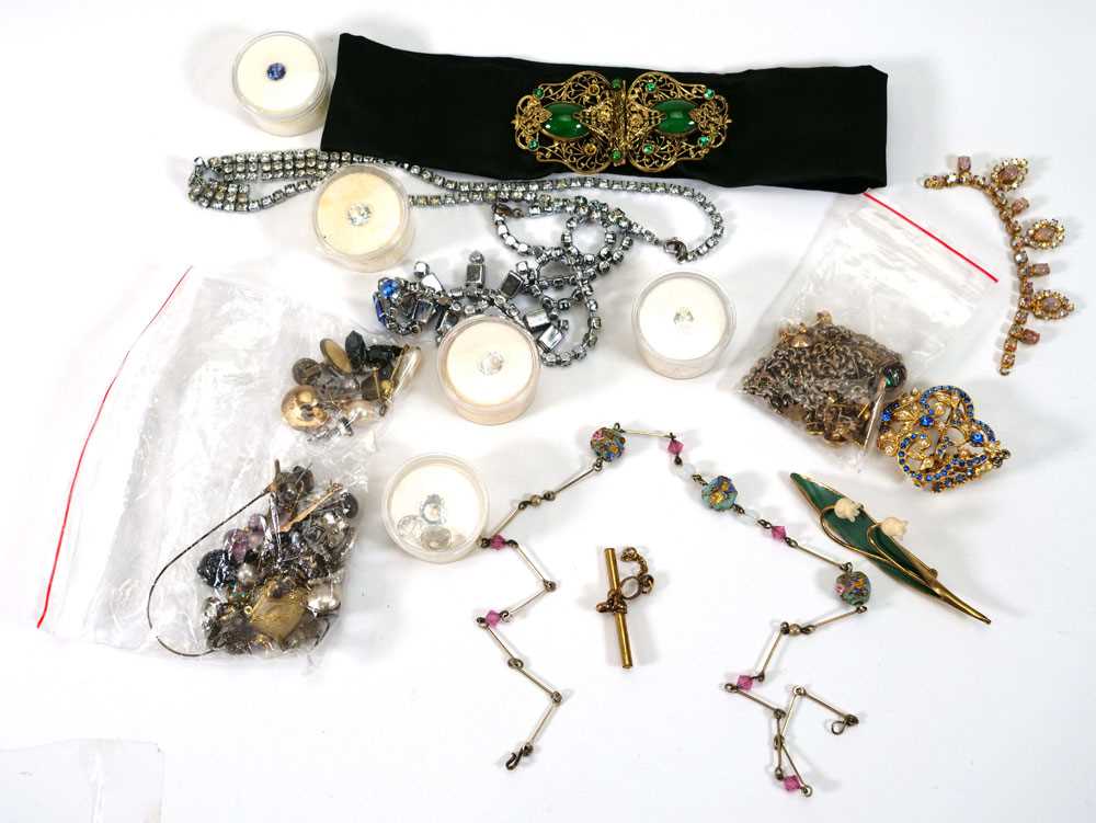A small group of costume jewellery including a Murano bead necklace, l. 43 cm, a snowdrop brooch,