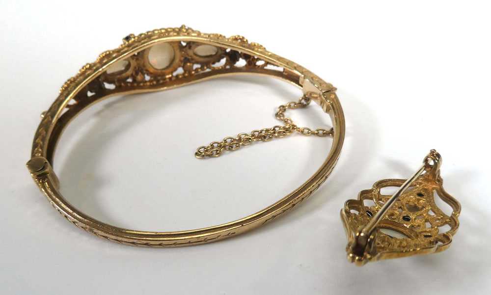 A 19th century style 9ct yellow gold hinged bracelet and a matching brooch, each set opals and - Bild 2 aus 2