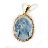 An 18ct yellow gold pendant set oval dachshund cameo pendant, l. 3 cm, 2.9 gms