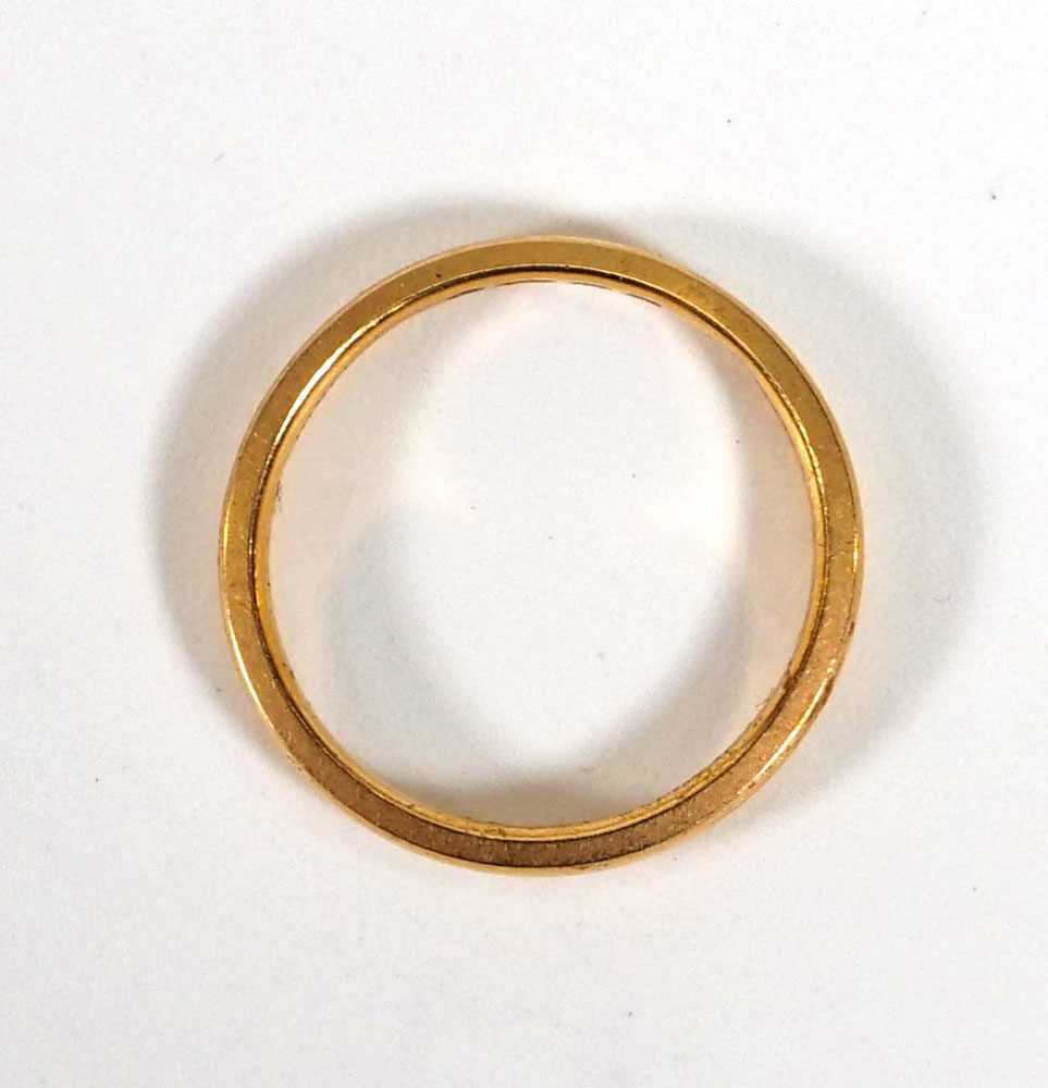 A 22ct yellow gold wedding band, London (?)1909, band w, 2 mm,ring size N 1/2,3.4 gms - Bild 2 aus 2