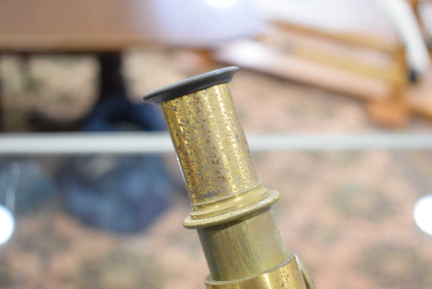 A mahogany cased student's monocular microscopeHeavy pitting and tarnishing to the brass. Winder - Bild 4 aus 5