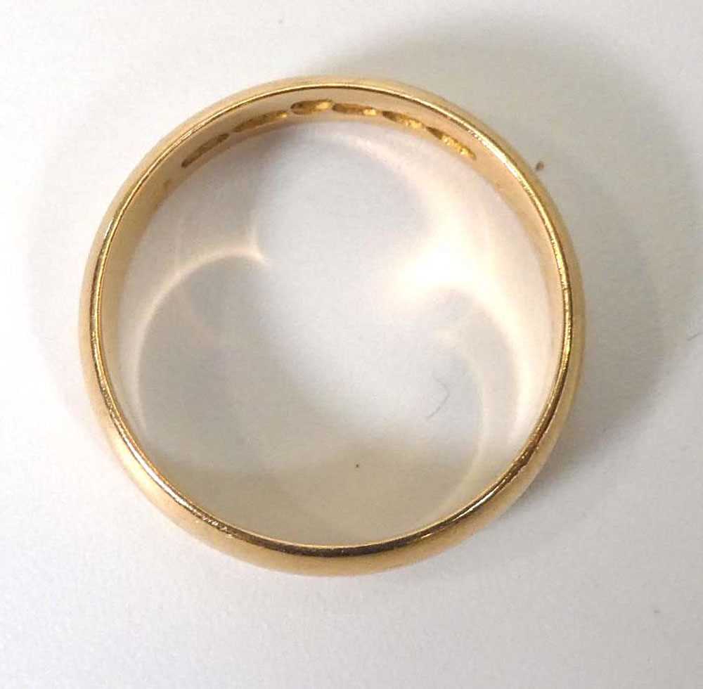 A Finnish 18ct yellow gold wedding band, band w. 4.5 mm,ring size U,5.5 gms - Bild 2 aus 2