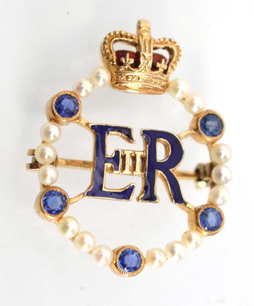 A 9ct yellow gold wreath brooch depicting the cypher of Queen Elizabeth II, set sapphires and seed - Image 7 of 9