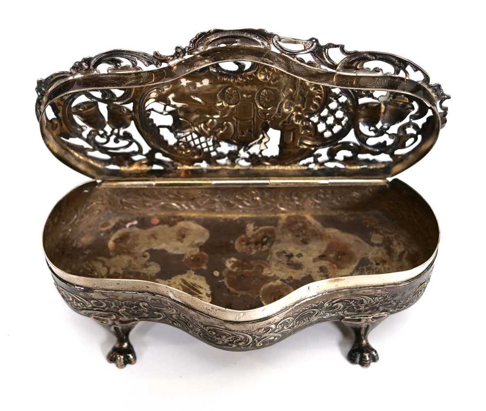 An Edwardian stamped silver dressing table box decorated with a marriage scene, maker WC, London - Bild 3 aus 3