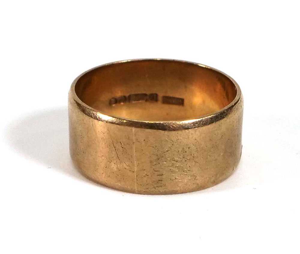 A 9ct yellow gold wedding band, London 1969, band w, 9 mm,ring size T,6.4 gms