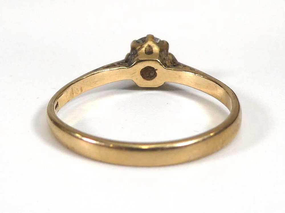 A yellow metal ring set small diamond in an eight claw setting,ring size M,1.6 gmsWell worn. Stone - Bild 3 aus 4