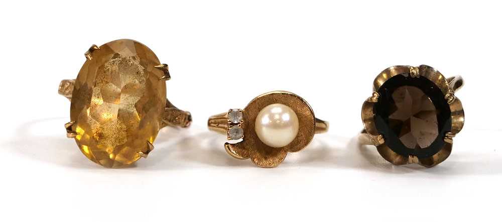 A 14ct yellow gold ring set cultured pearl and two 9ct dress rings, various sizes, overall 12.2