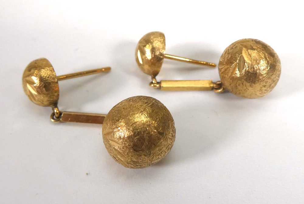 A pair of yellow metal engraved ball link ear pendants, l. 3.2 cm, overall 5.9 gms (2)No - Bild 2 aus 2