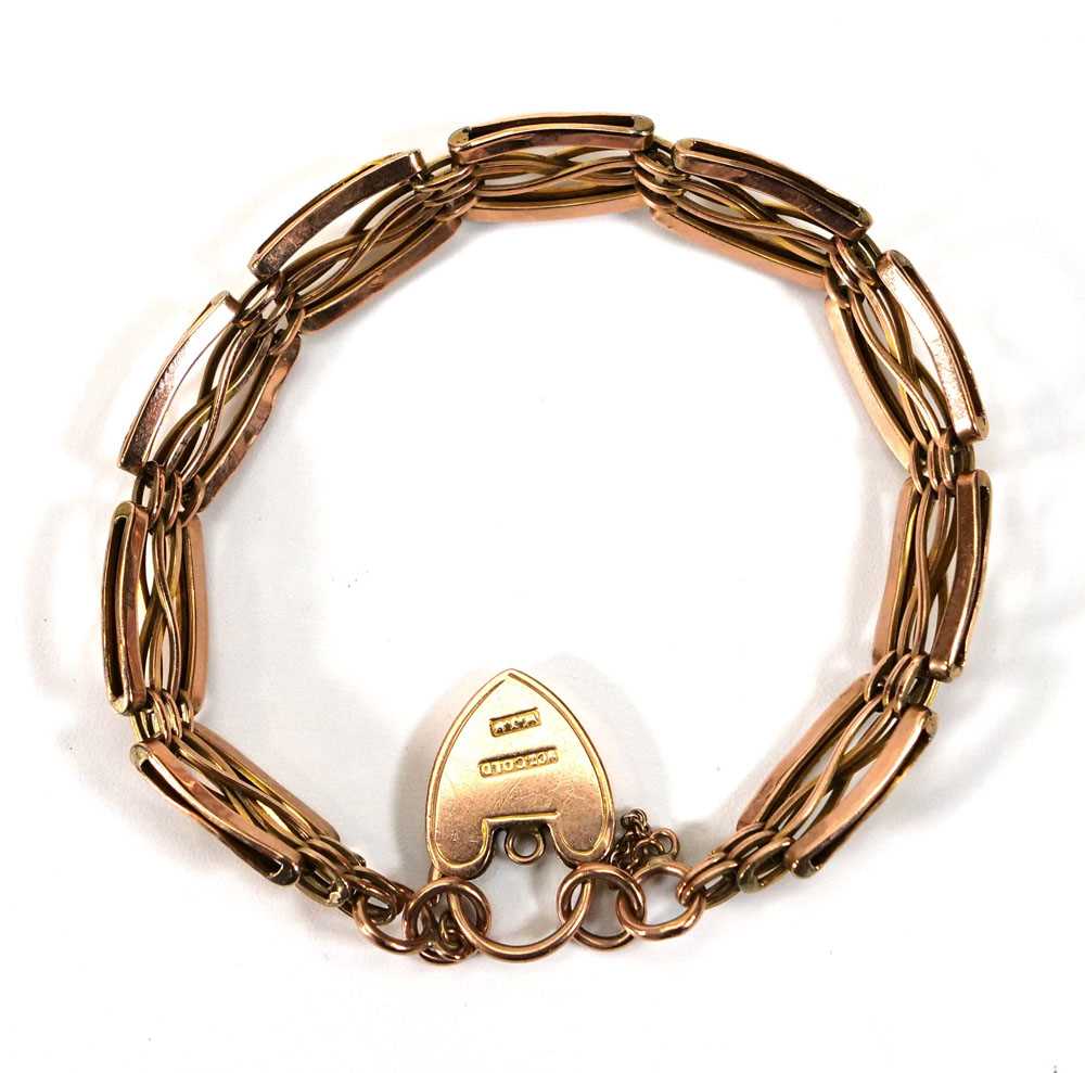 A 9ct yellow gold four bar gatelink bracelet with heart shaped padlock clasp, l. 18 cm, 11.1 gms - Bild 2 aus 2