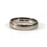 A platinum wedding band, band w. 4.5 mm,ring size Q/R,7.3 gms