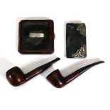 A crocodile skin card case with silver mounts, a silver mounted stamp purse and two pipes (4)The