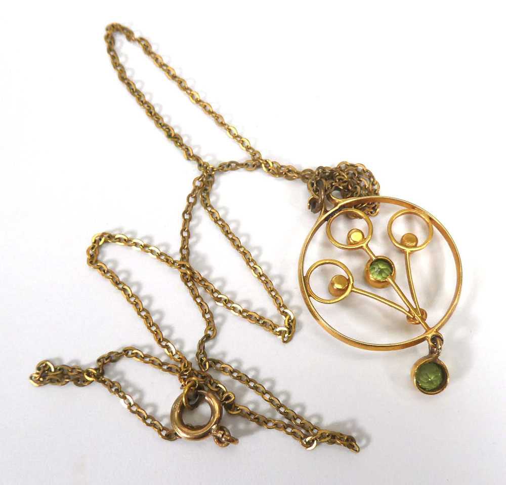 A 9ct yellow gold chainlink necklace suspending an openwork pendant set peridot and seed pearl in - Image 3 of 3