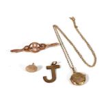 Four items of 9ct yellow gold jewellery comprising a 'B' bar brooch, a 'J' pendant, a locket