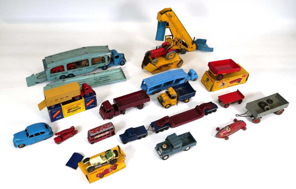 A group of Dinky, Matchbox and other diecast including farm vehicles, commercial models, a racing - Bild 2 aus 2